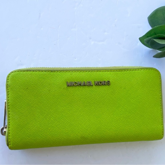 Michael Kors Zippy Wallet Green Leather Rehab - Picture 1 of 8